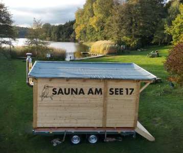 Saunawagen mit See im hintergrund
